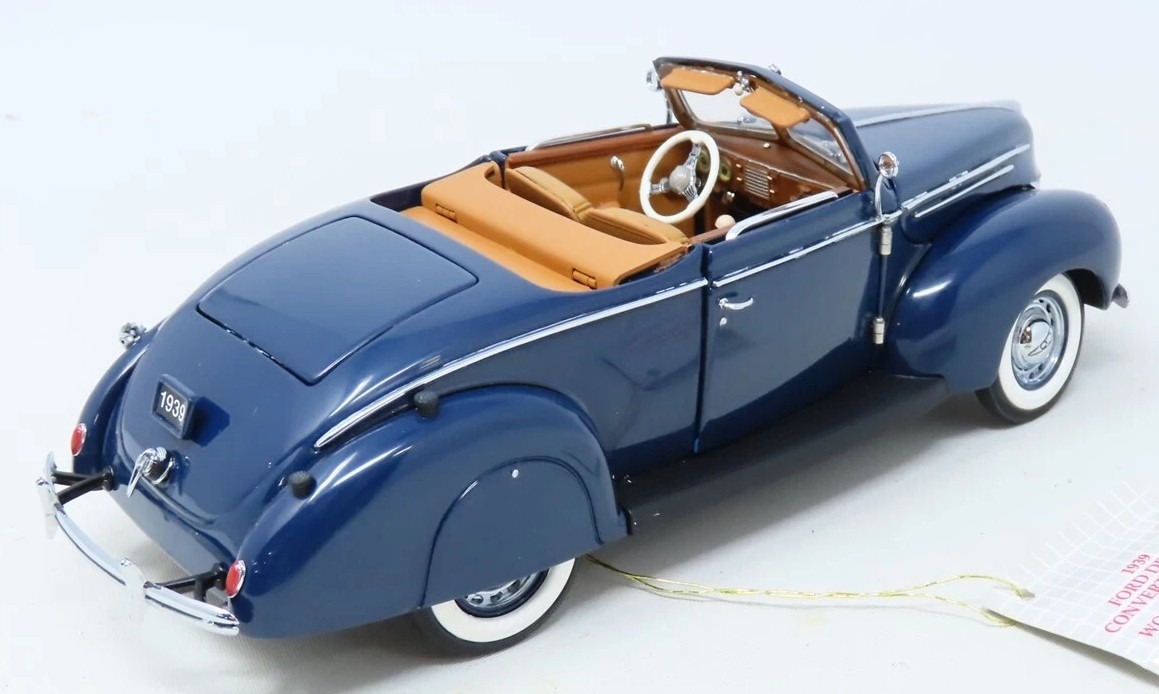 1939 Ford Deluxe Convertible Coupe blue in 1:24 scale by