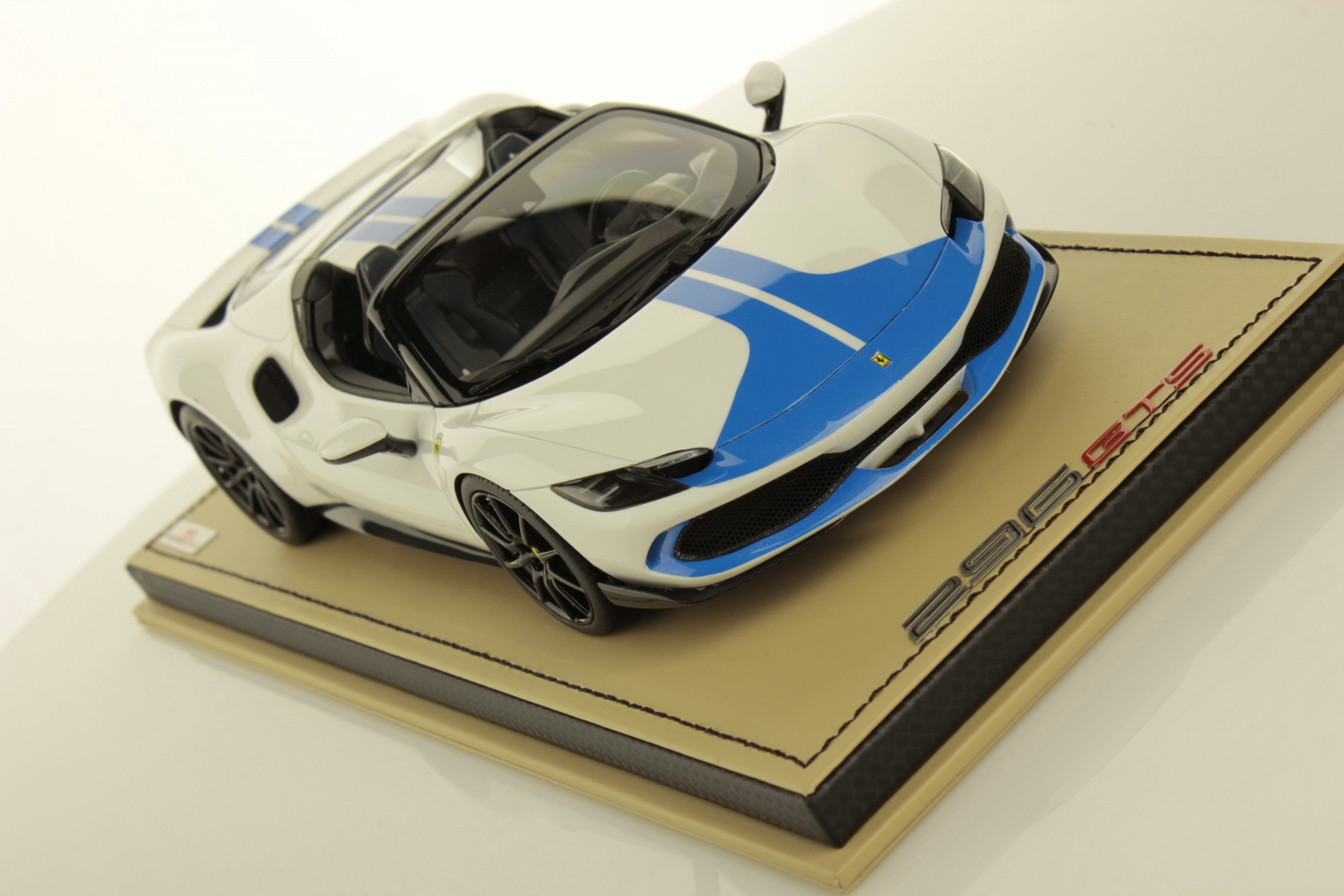 Ferrari 296 GTS Miniature 1/18 – Rouge Corsa Et Bleu Par MR