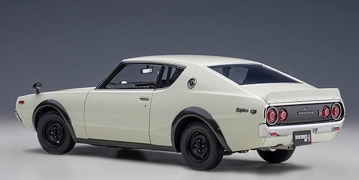 NISSAN SKYLINE GT-R (KPGC110) WHITE in 1:18 scale by AUTOart by