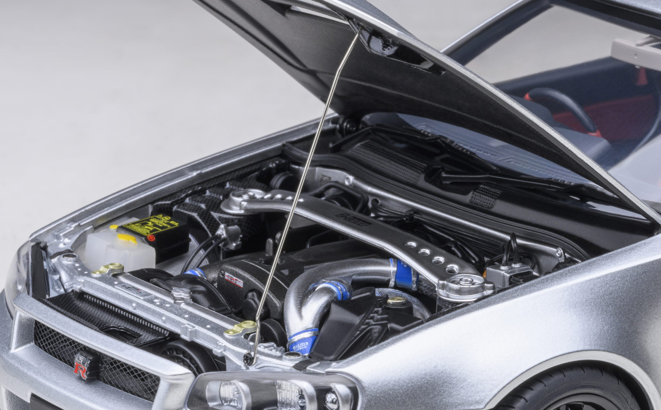 Nissan Skyline GT-R (R34) Z-Tune, Z-Tune Silver in 1:18 scale by