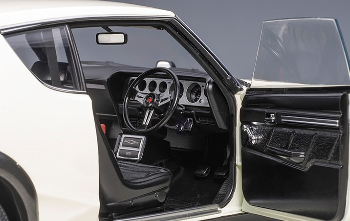 NISSAN SKYLINE GT-R (KPGC110) WHITE in 1:18 scale by AUTOart by