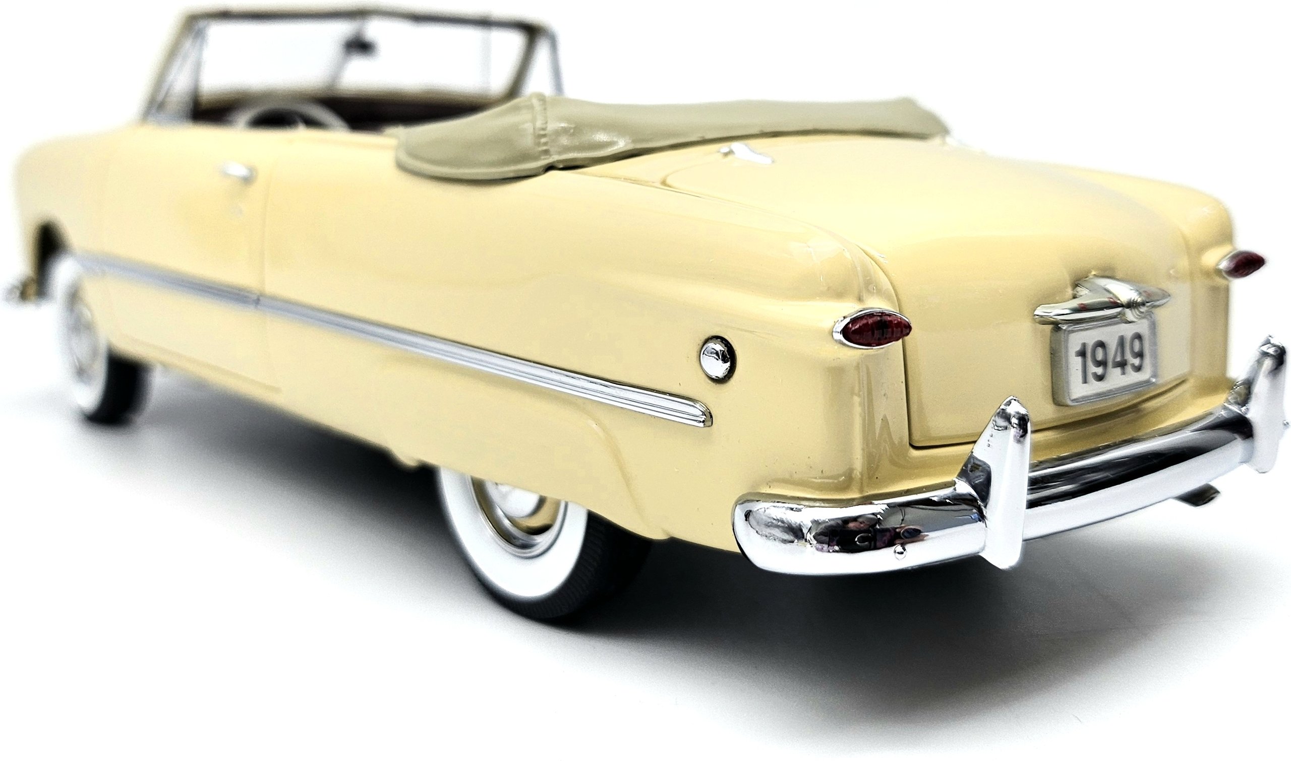1949 FORD CUSTOM CONVERTIBLE miami cream in 1:24 scale by Danbury Mint