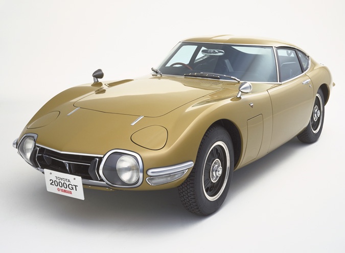 1967 Toyota 2000GT Gold in 1:18 scale 79549 by AUTOart