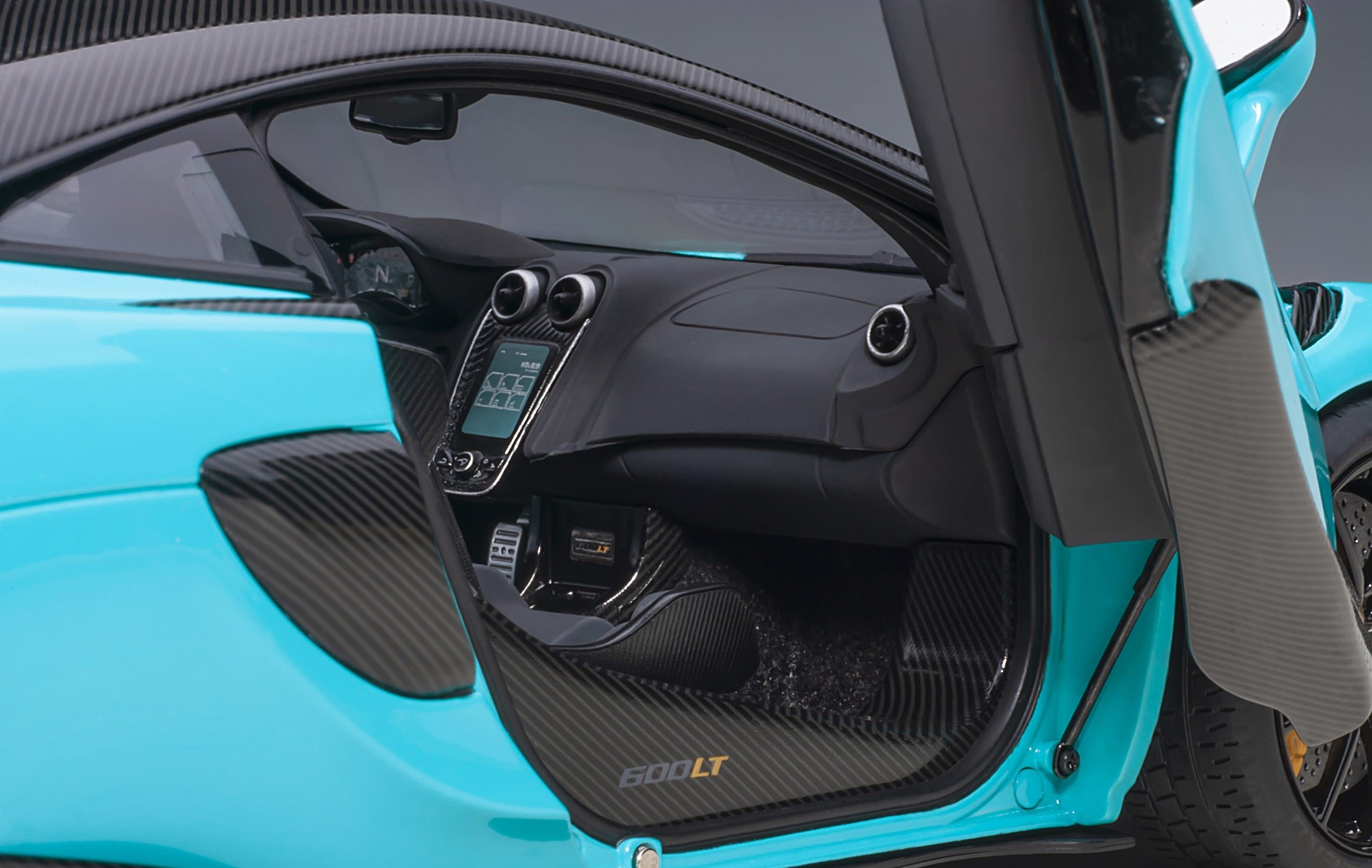 mclaren-600lt-blue-in-1-18-scale-by-autoart-by-autoart
