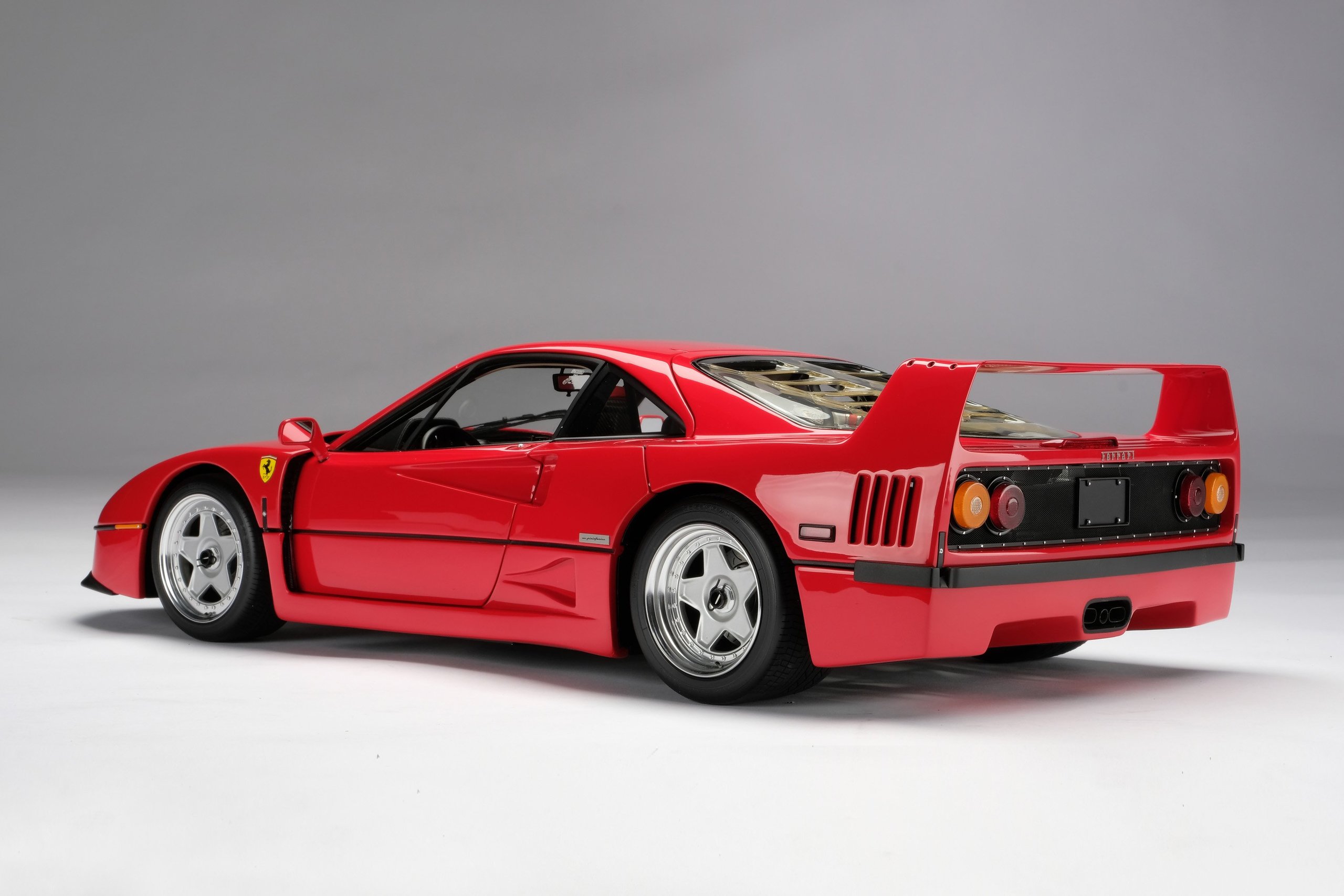 Ferrari F40 1/8スケールモデルキット Ferrari F40 Model Car in 1:8 Scale by Amalgam by Amalgam