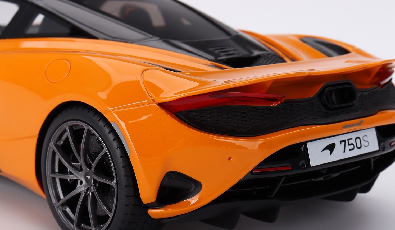 McLaren 750S McLaren Orange in 1:18 scale by Topspeed