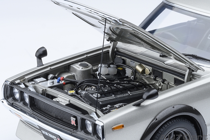 アスチュート SKYLINE CARBONIO AUTOart 1:18 Scale Nissan Skyline Hardtop 2000 Turbo