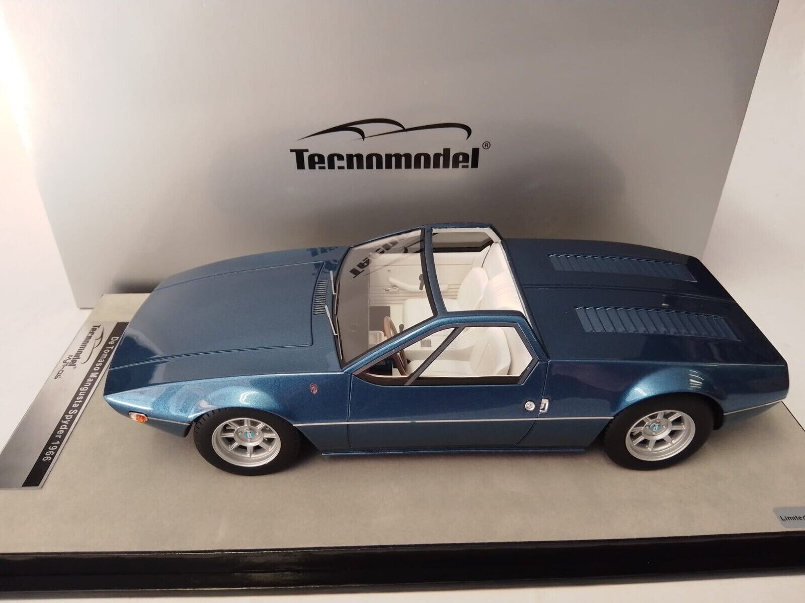 1966 DeTomaso Mangusta Spyder metallic blue in 1:18 scale by