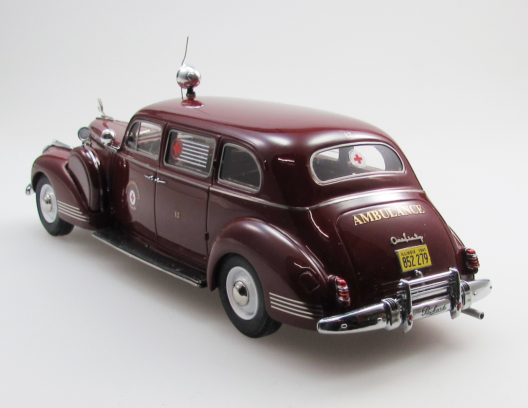 パジェロミナ様 1941 Packard 160 sedan ambulance by Henney maroon/white 1:43