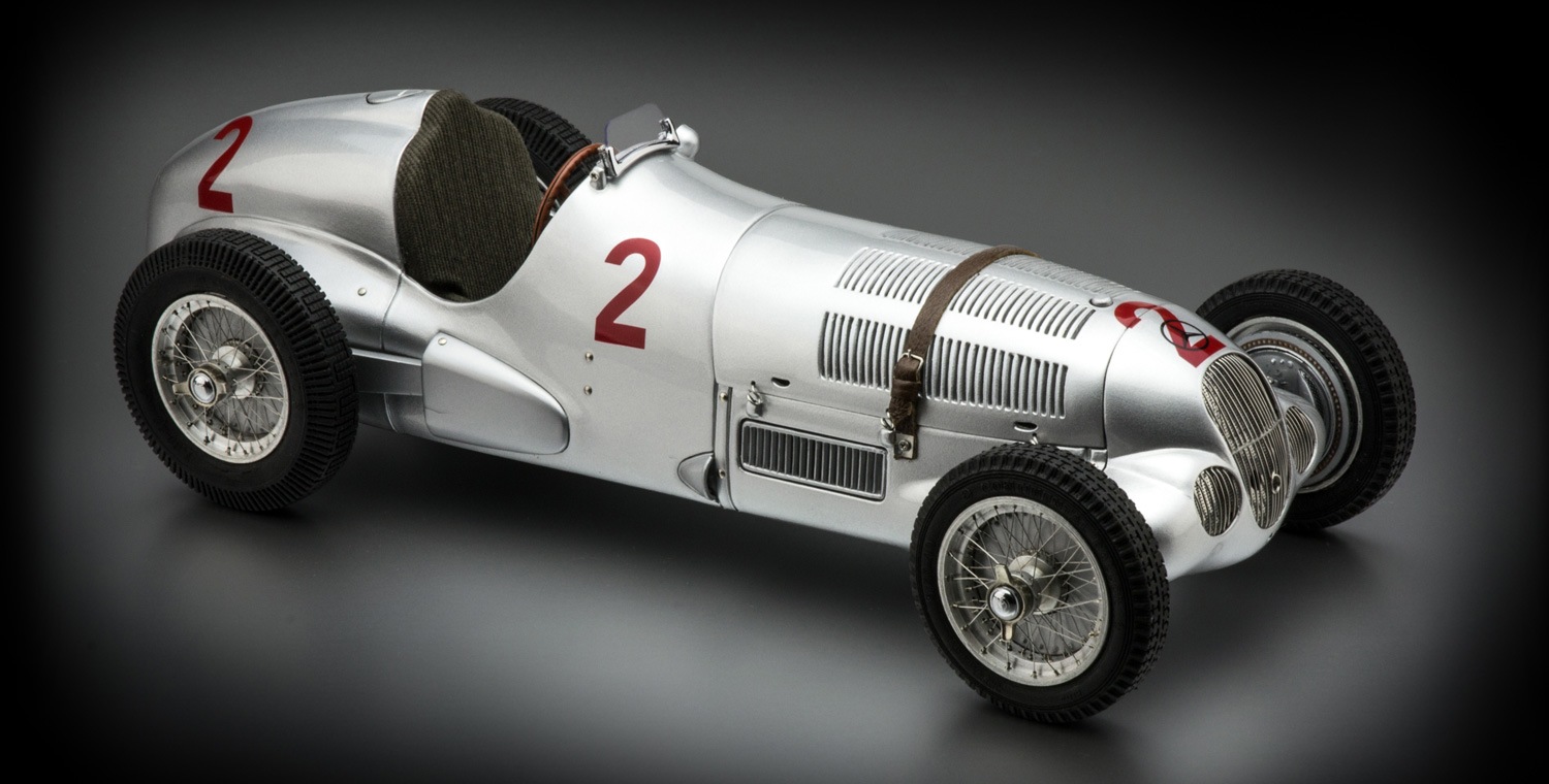 Bundle Mercedes-Benz Silver Arrow W125, including showcase 1:18 by CMC
