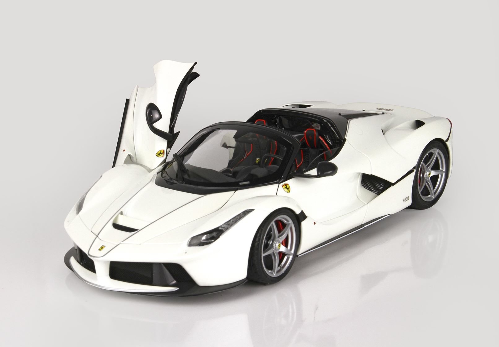 Ferrari LaFerrari Aperta Metallic Italian White in 1:18