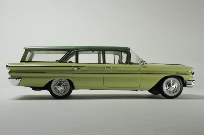 '56 Safari Wagon 1:18スケールミニカー 1960 Pontiac Safari Stardust Yellow Body & Fairway Green Roof in 1