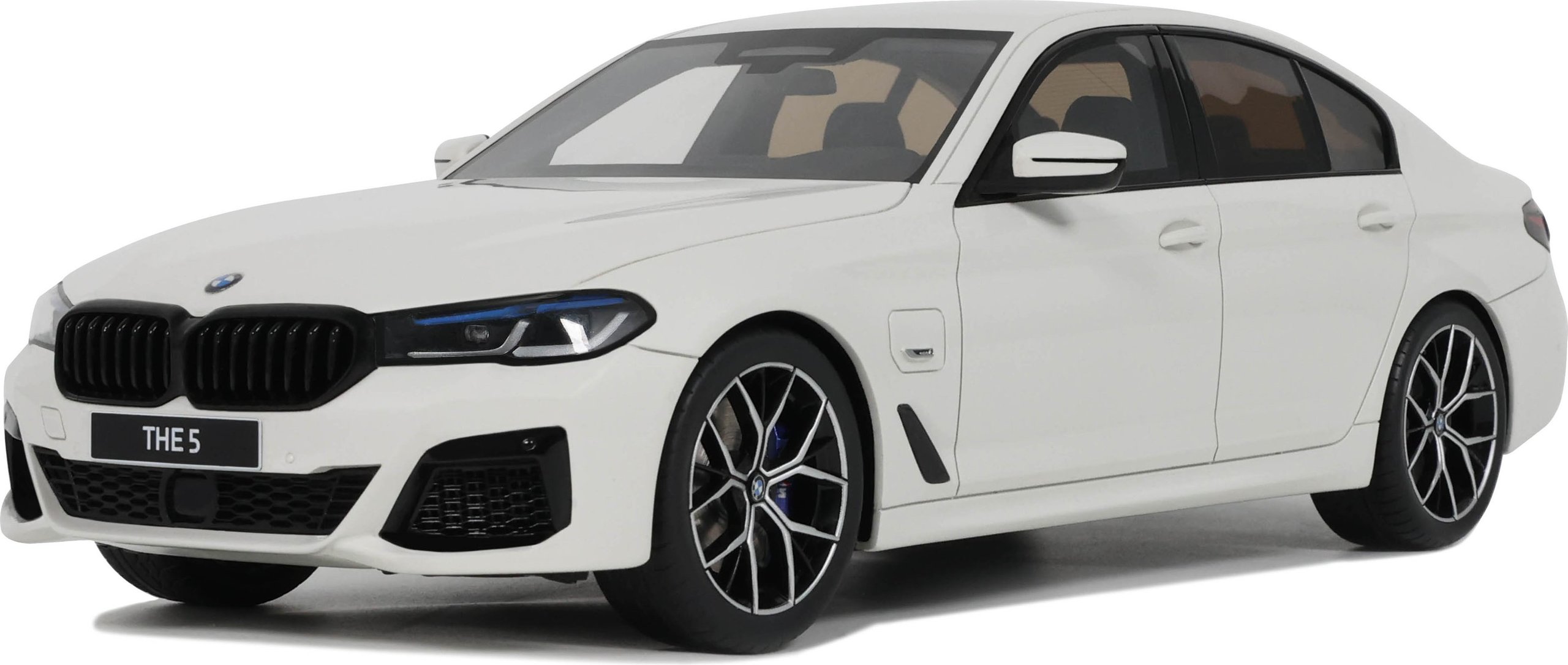 GT-SPIRIT 1:18 BMW 545E X-Drive Saloon M Sport Année De Construction 2023 Blanc Gt496