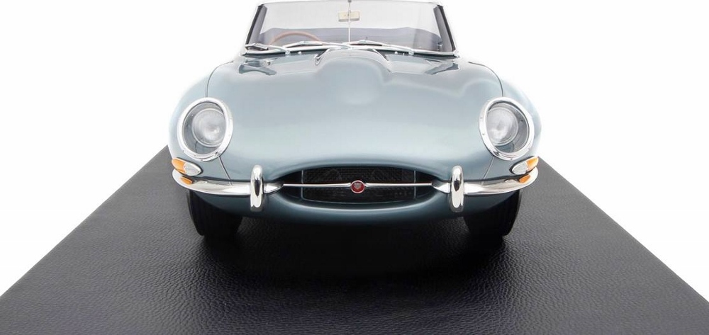 Jaguar E-type Series 1 3.8 Roadster Model Car in 1:8 Scale by