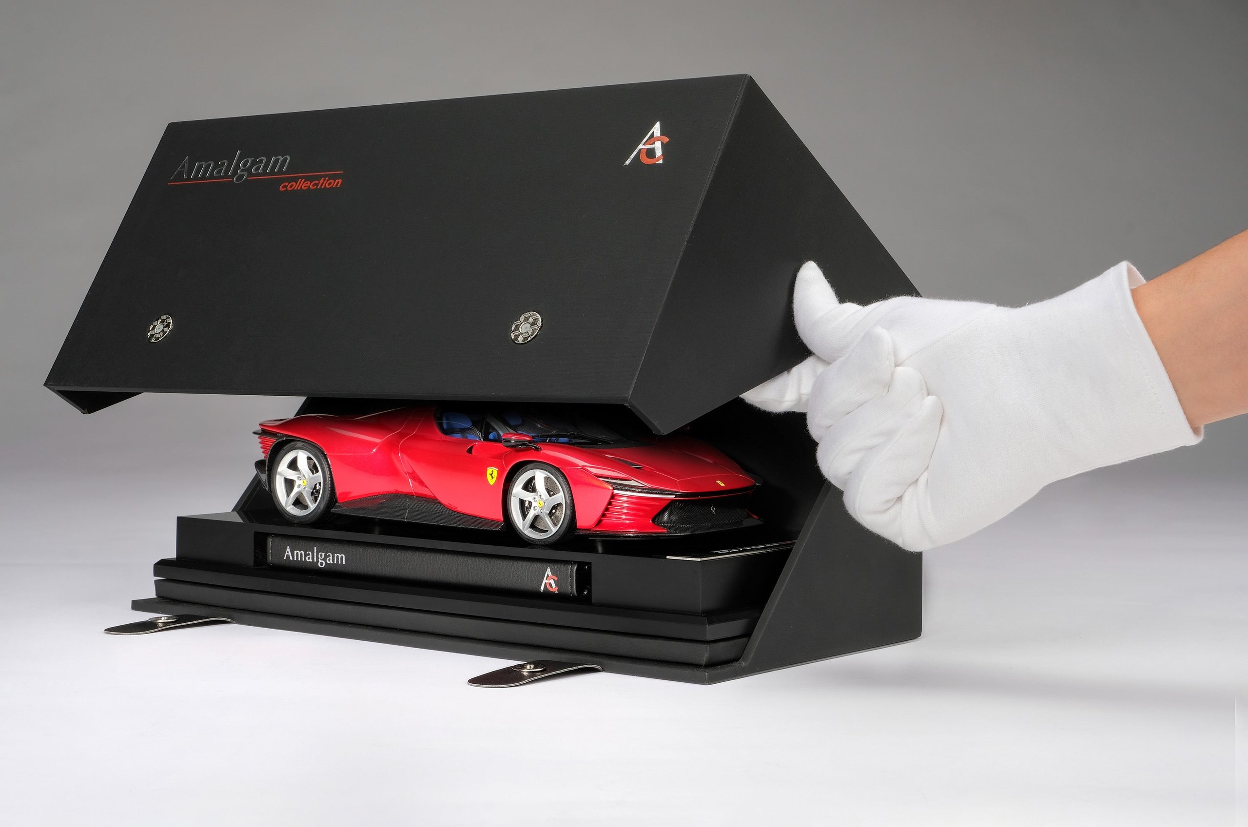 Ferrari Daytona SP3 in 1:18 scale by Amalgam