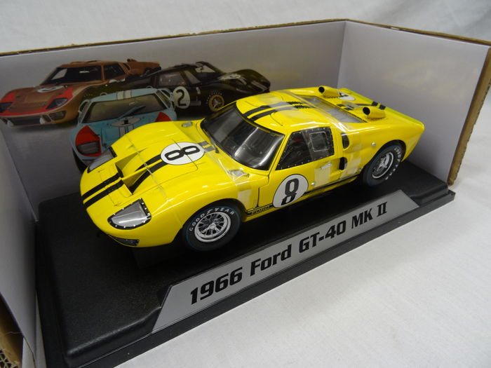 1966 Ford GT40 Mk II ミニカー 1/18 Amazon.com: 1966 GT-40 MK II #8 Yellow with Black Stripes 1