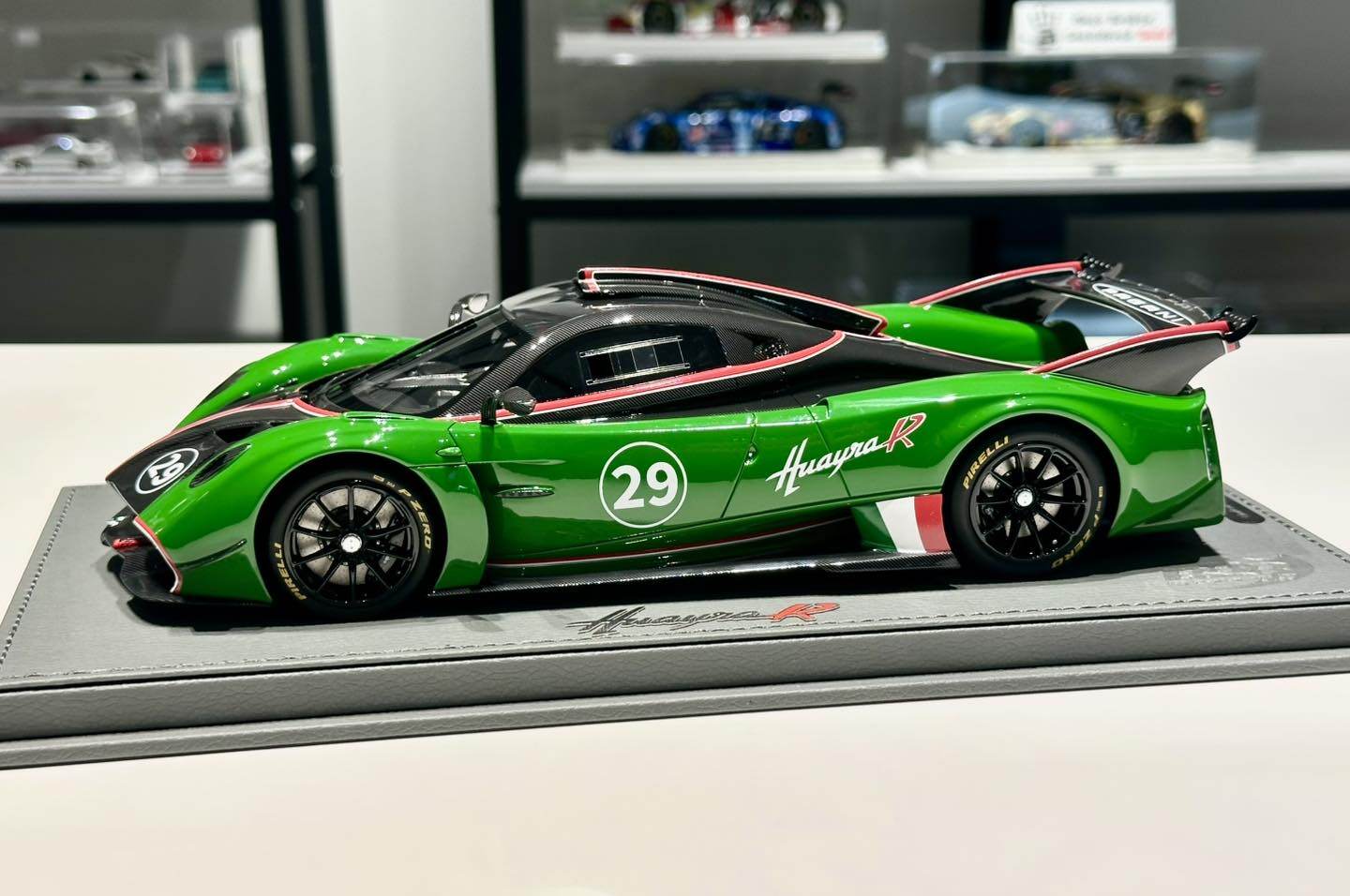 Pagani Huayra R Gloss black carbon/verde prato in 1:18 scale by BBR