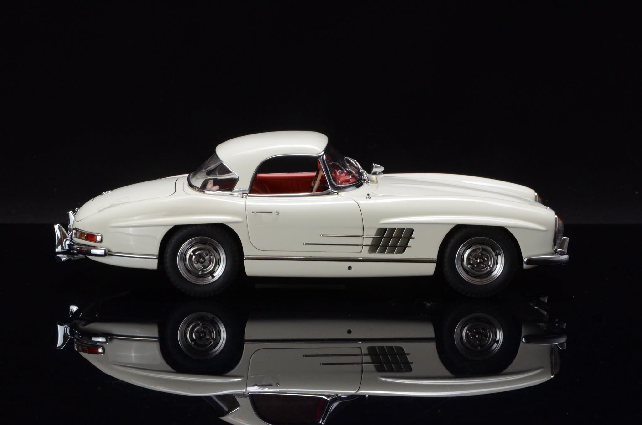 自動車 CMC Mercedes-Benz 300 SL 1:18 Mercedes-Benz 300 SL W198 Hardtop White in 1:18 scale by CMC