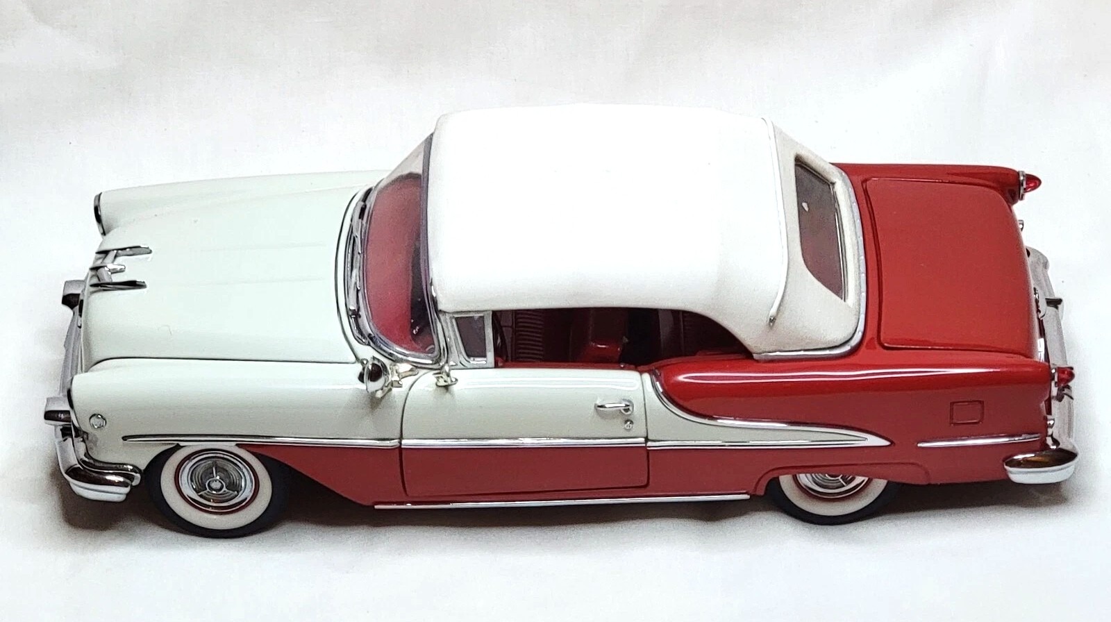 Welly 1/18 Oldsmobile Super 88 1955 - Blanche Et Rouge - Occasion (défaut Peinture)