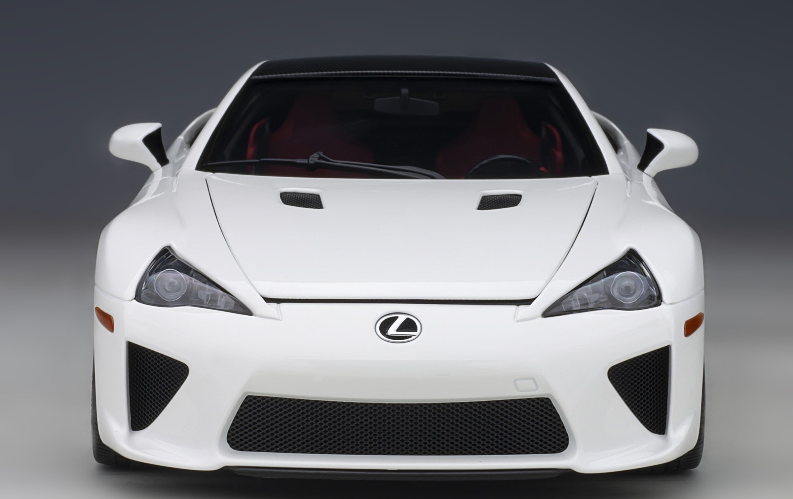 Lexus LFA (Whitest White/Carbon) 1:18 by AUTOart
