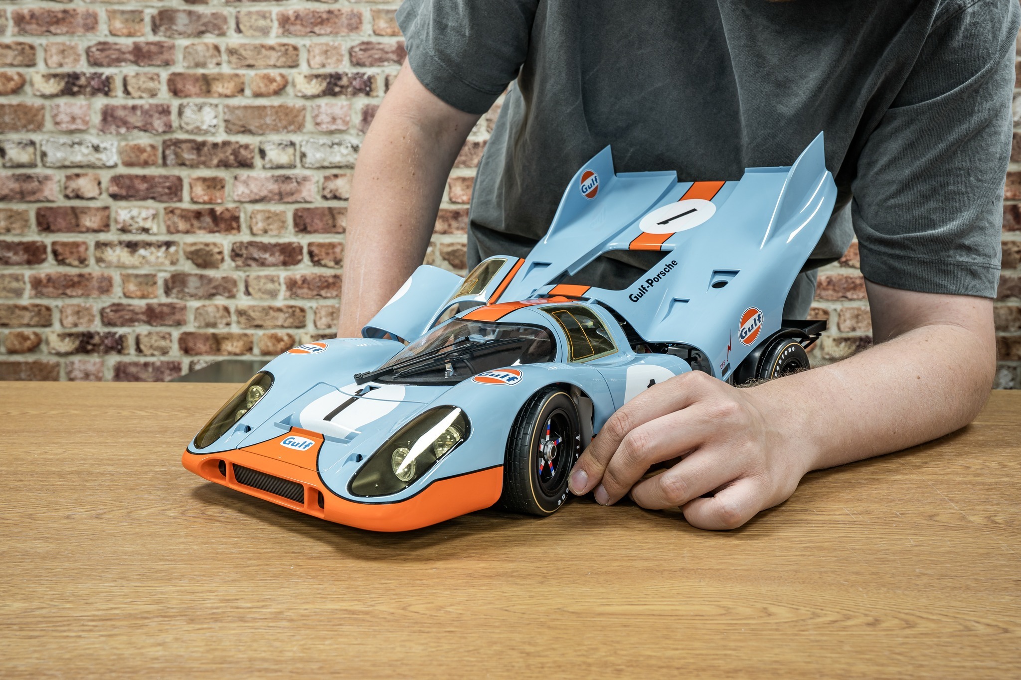 Porsche 917K #1 1971 Racing Gulf Edition in 1/8 scale MODEL KIT by