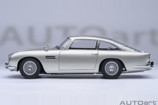 ASTON MARTIN DB5 007 1/18＋1:64 Aston Martin James Bond DB5 “Goldfinger” Silver in 1:18 scale by