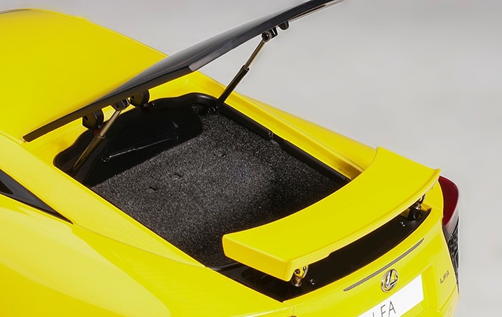 Lexus LFA Pearl Yellow 1:18 by AUTOart