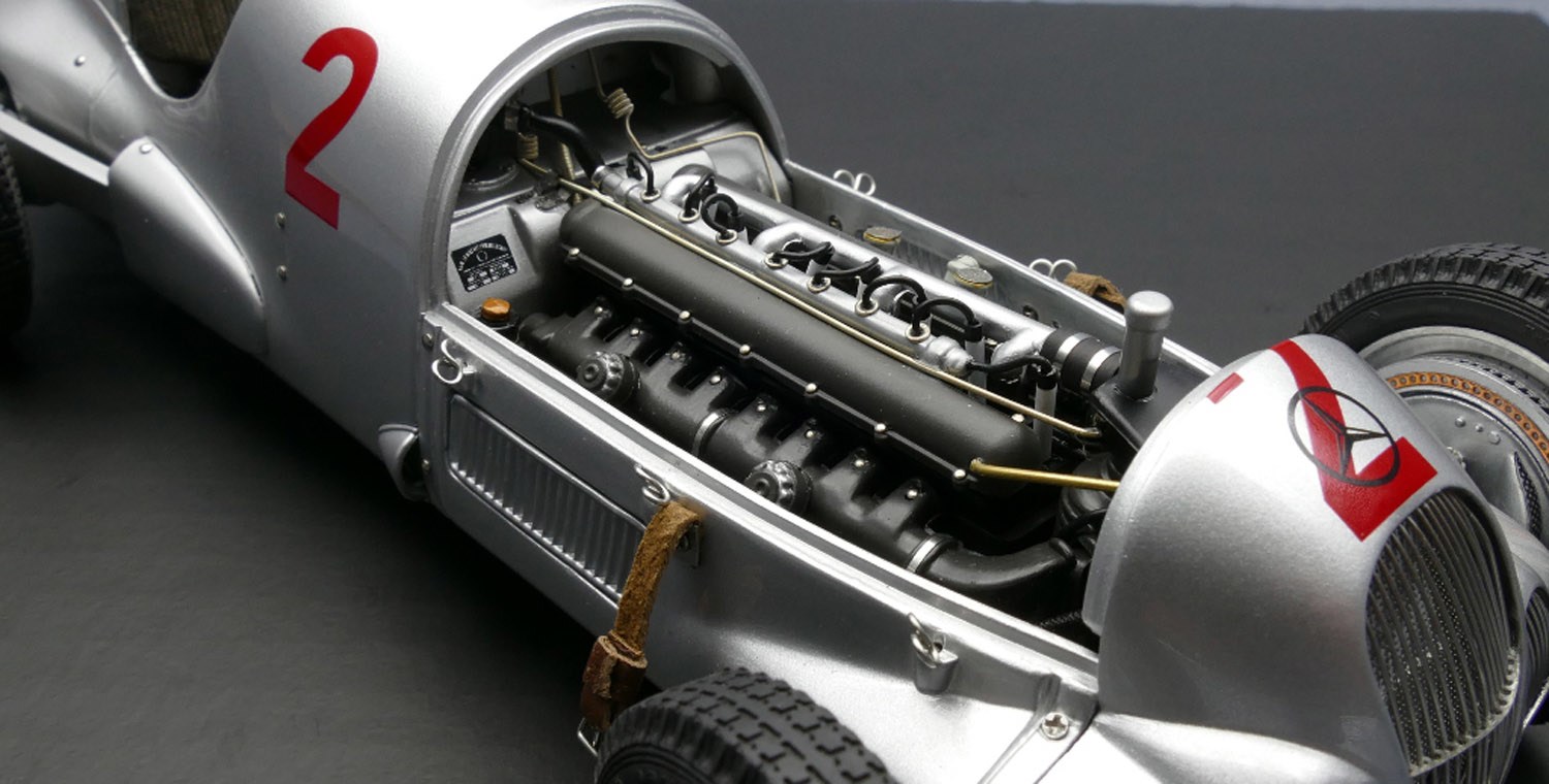 Bundle Mercedes-Benz Silver Arrow W125, including showcase in 1:18 
