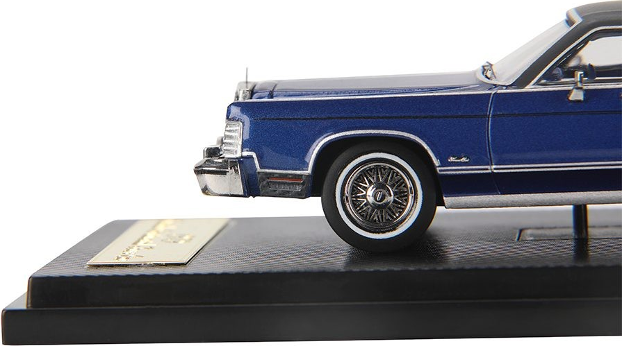 1979 Lincoln Continental Town Car Blue in 1:64 scale by Sun Star