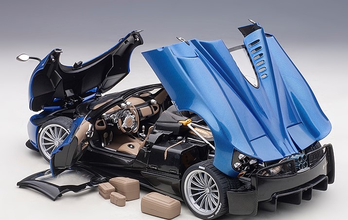 自動車 AUTOart Pagani Huayra Roadster 1:18 Pagani Huayra Roadster, Blu Tricolore Carbon Fiber in 1:18 scale