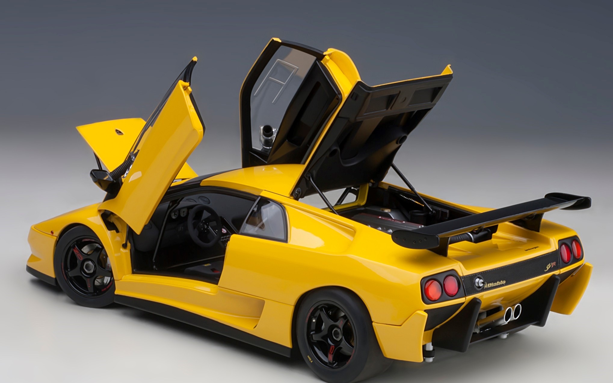 LAMBORGHINI DIABLO SV-R (SUPERFLY YELLOW) in 1:18 scale by