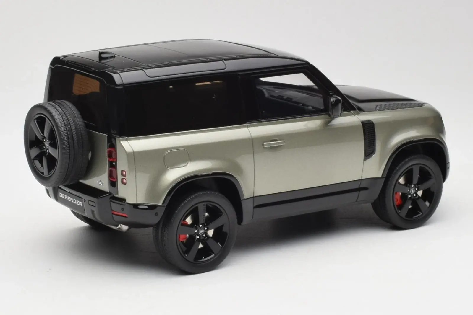 Land Rover Defender P400 X- Dynamic HSE Pangea Green in 1:18 scale by ...