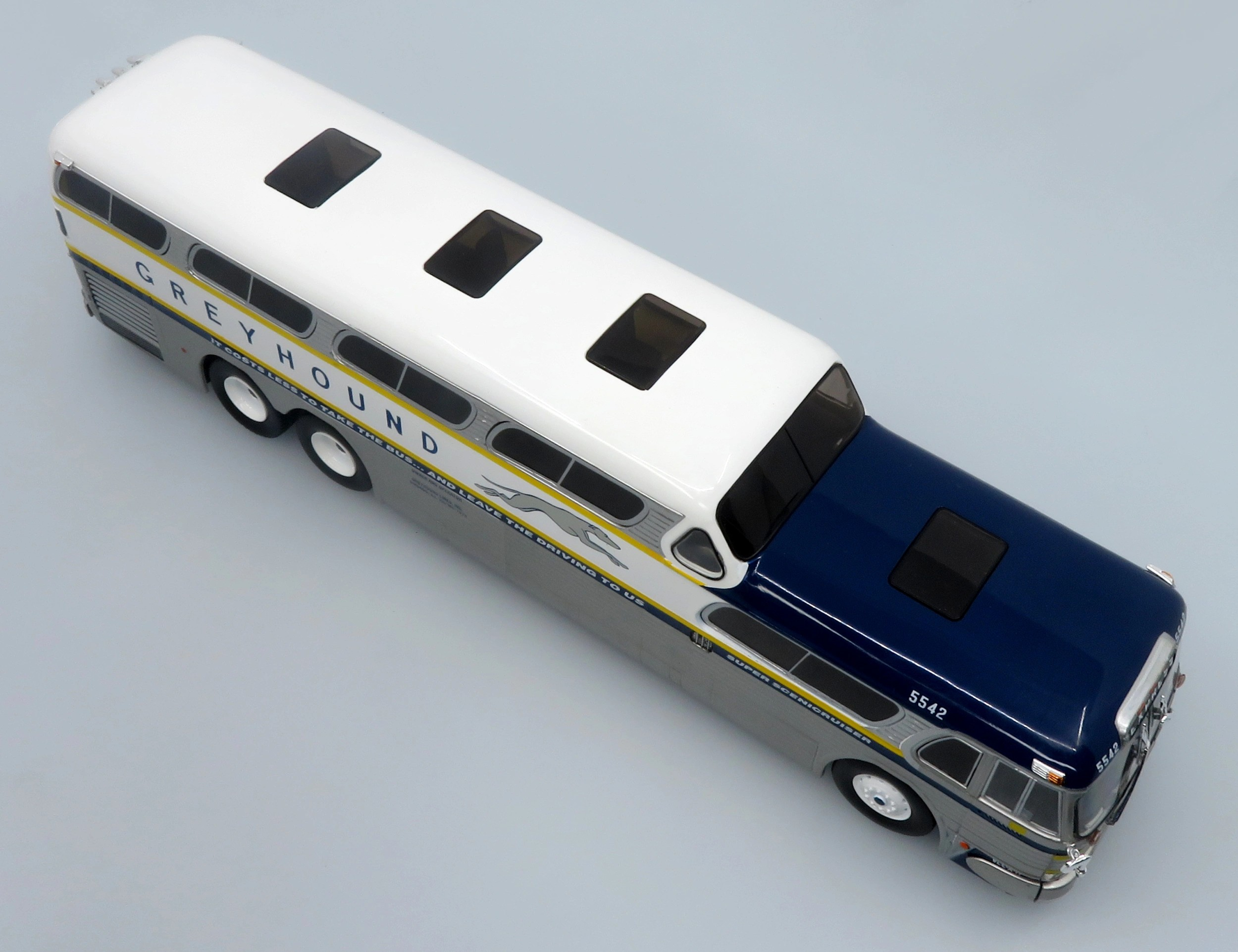 GM Scenicruiser Coach: Greyhound Bus Lines 1:43 by Iconic Replicas