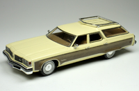 1976 Oldsmobile Custom Cruiser Cream Gold in 1:43 scale