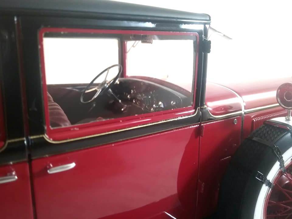Esval EMUS43077B - Berline de ville Cadillac 341A de 1928 Rouge / Noir