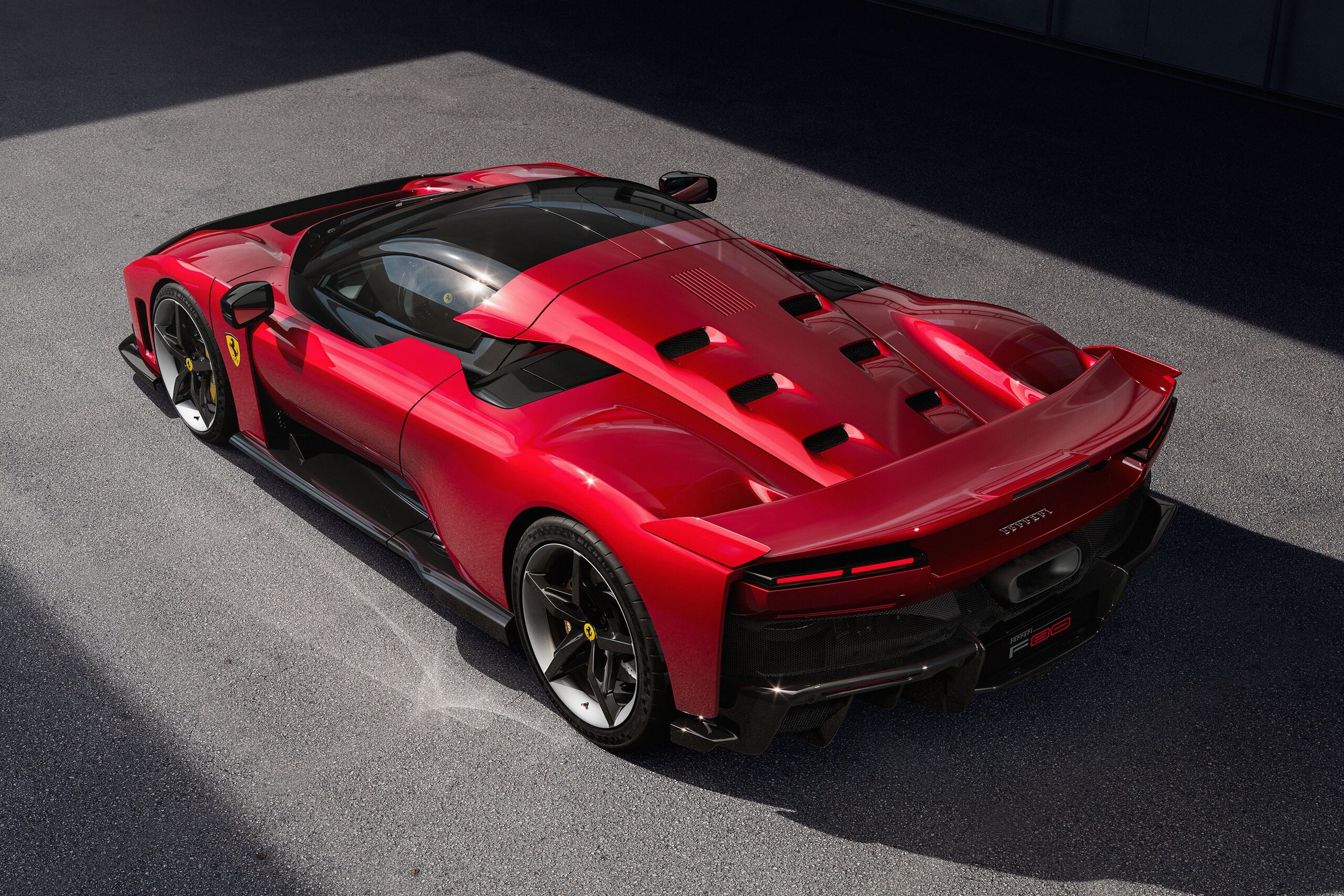 Ferrari F80 Carbon Optional Rosso Corsa Wheels Carbon Silver in 1:12 ...