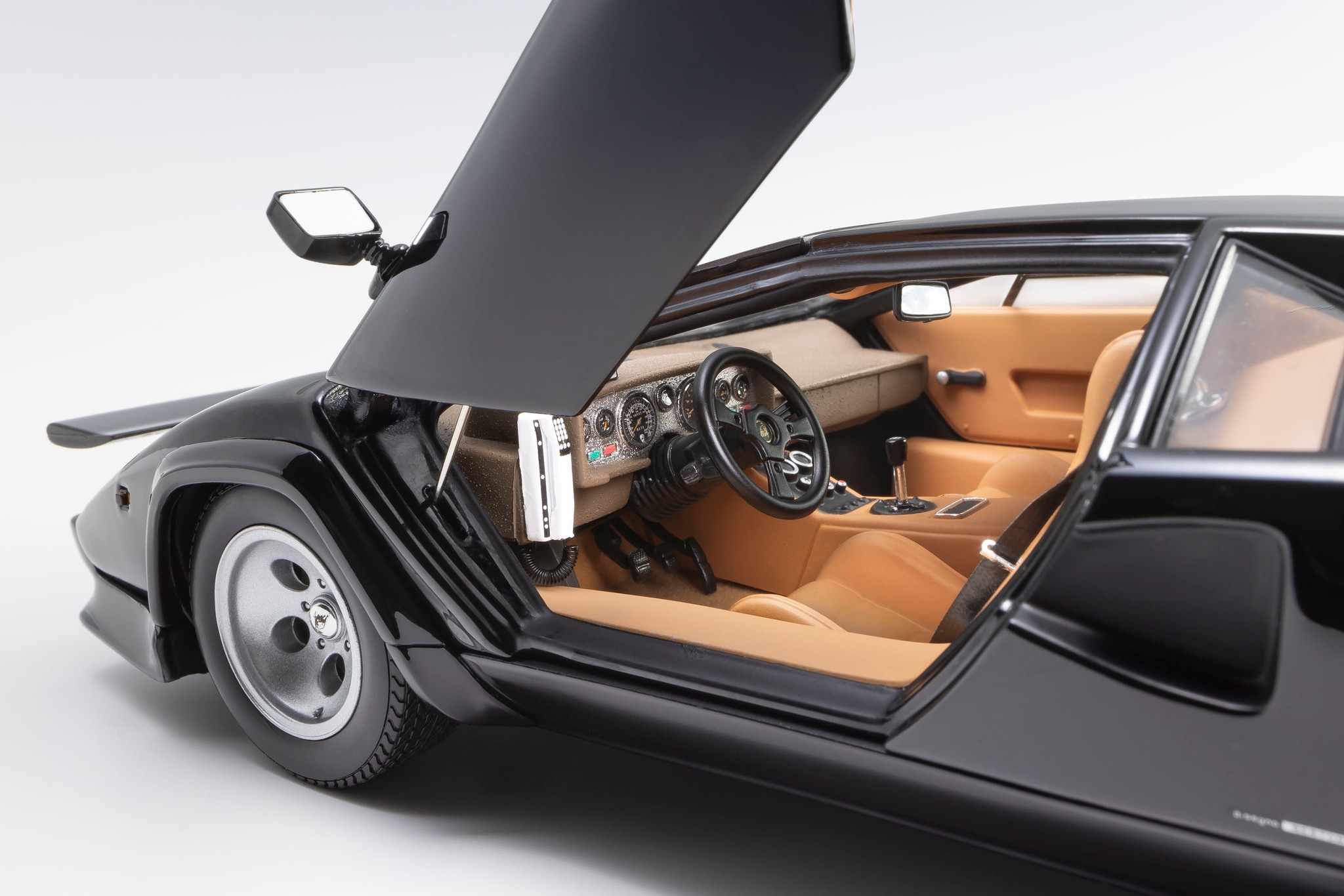 Lamborghini Countach LP 5000 Quattrovalvole Black/Gold in 1:18 in 1:18 ...