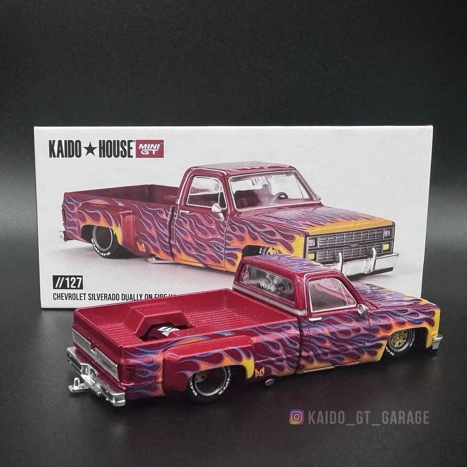 Chevrolet Silverado Dually on Fire V1 1:64 by Mini GT
